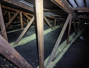 Zateplení stropu ubytovny pomocí foukané izolace